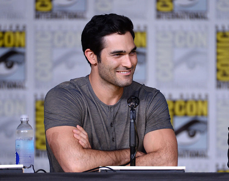 Supergirl Season 2: Tyler Hoechlin Shows off Muscles in Superman Role ...